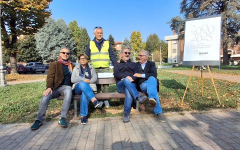 Dall’Auser una nuova panchina in dono per la città