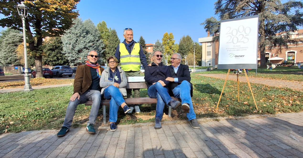 Dall’Auser una nuova panchina in dono per la città
