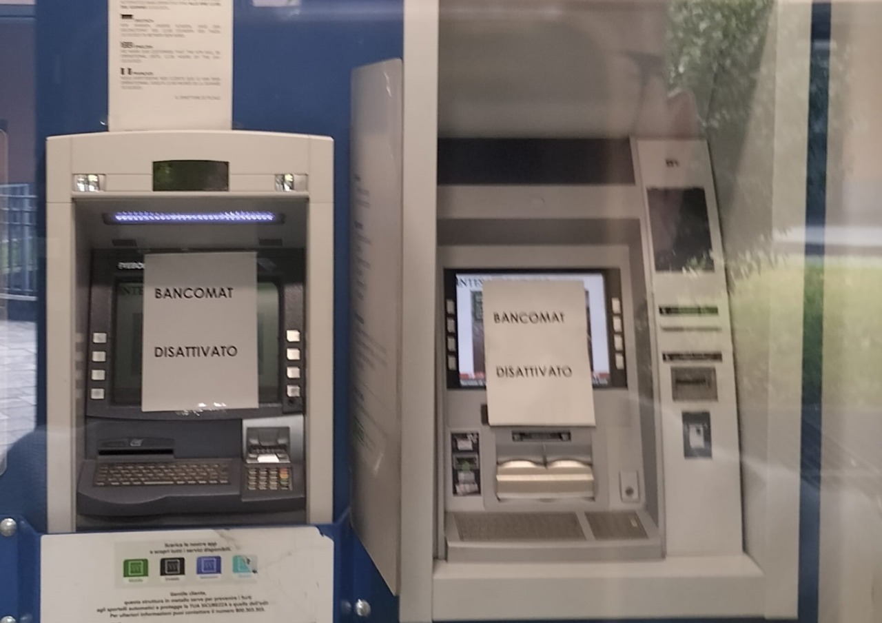 Banca Intesa San Paolo chiude e lascia Piazza della Vittoria