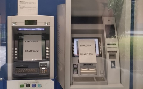 Banca Intesa San Paolo chiude e lascia Piazza della Vittoria