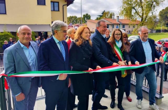 Taglio del nastro per la farmacia comunale: la prima nella storia della città
