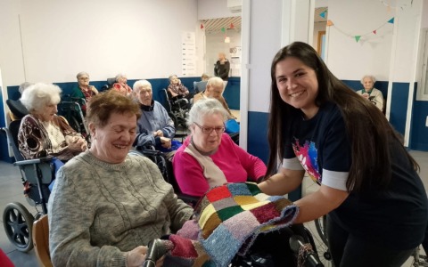 I nonni cuciono piccole coperte per i gatti randagi