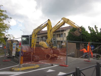 Posa delle tubazioni dell’acquedotto: cantiere in via Cantù a Passirana