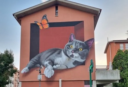 Il “Gatto curioso” spunta nel rione popolare: è il nuovo murale di Cheone