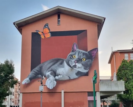 Il “Gatto curioso” spunta nel rione popolare: è il nuovo murale di Cheone