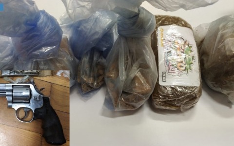 Blitz contro lo spaccio: tre arresti e sequestri di droga, rinvenuta anche una pistola