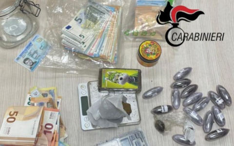 Fermato per strada con la droga: altra la teneva in cucina tra le spezie