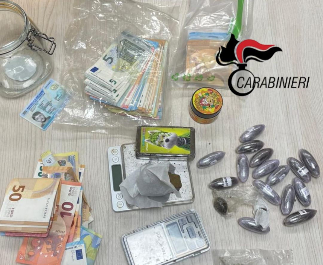 Fermato per strada con la droga: altra la teneva in cucina tra le spezie