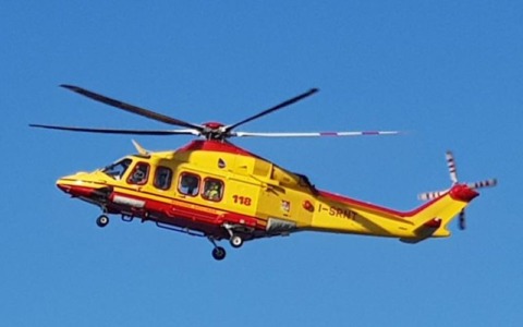 Cade da una scala mentre lavora e finisce all’ospedale