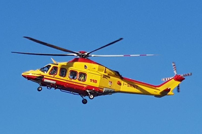 Cade da una scala mentre lavora e finisce all’ospedale