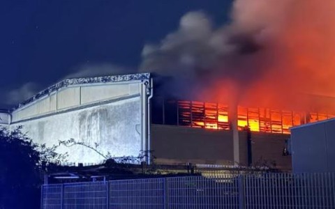 Un grosso incendio distrugge il capannone della Mirva