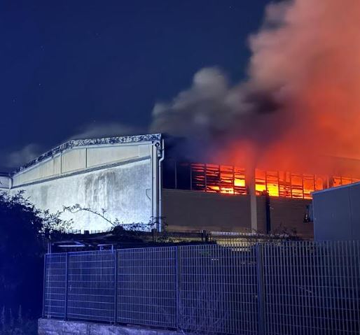 Un grosso incendio distrugge il capannone della Mirva