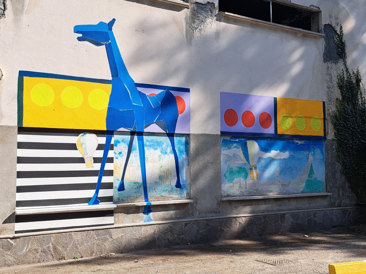 Marco Cavallo all'ingresso del Cps: inaugurato il murale inclusivo