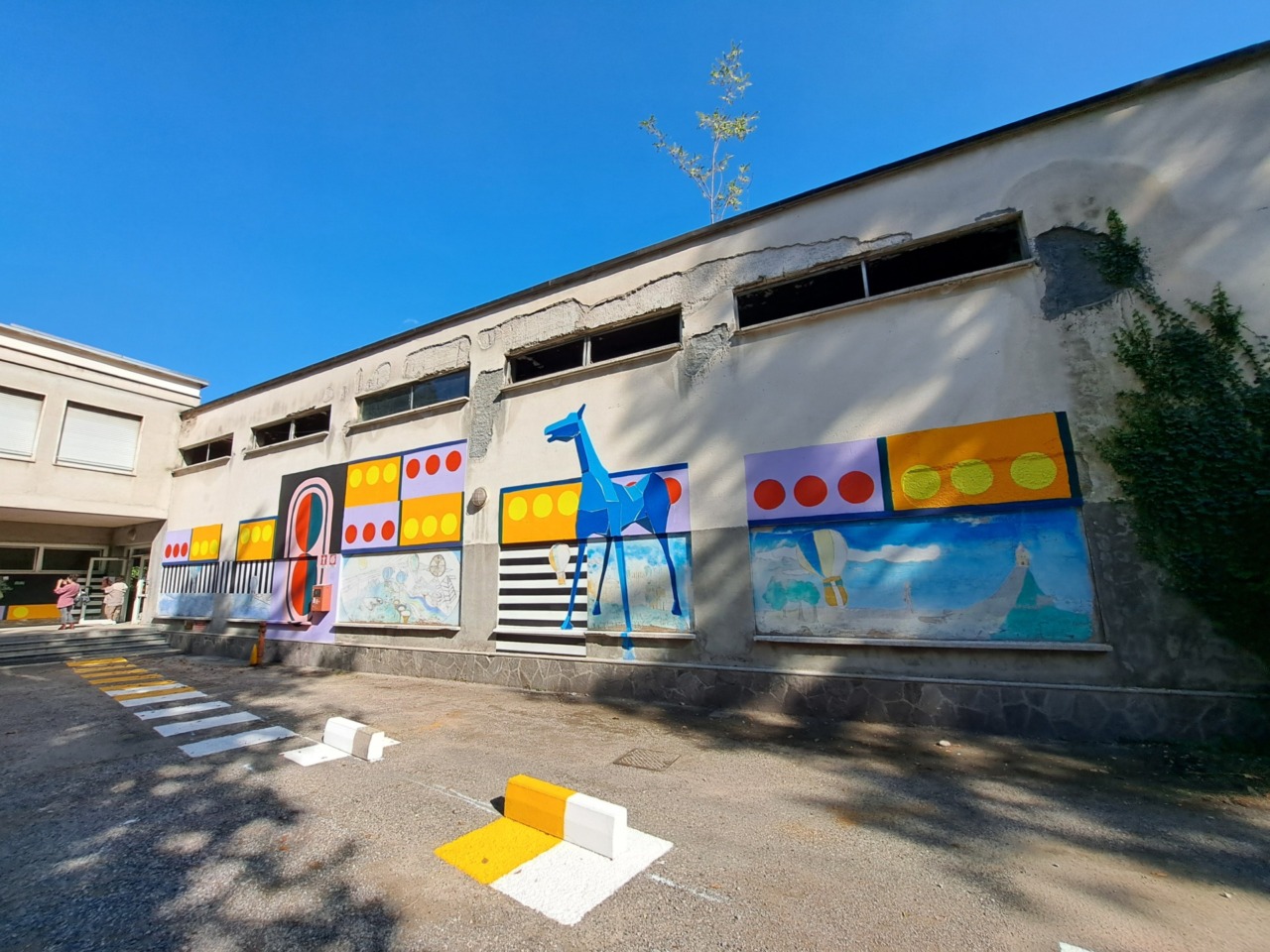 Marco Cavallo all'ingresso del Cps: inaugurato il murale inclusivo