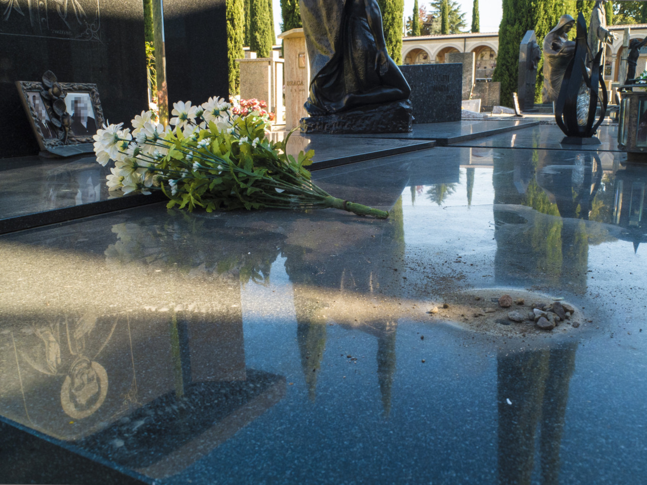 Colpo notturno al cimitero: ladri portano via statue e rame dalle tombe