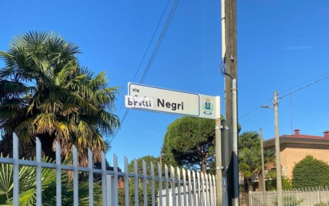 I vandali cambiano la toponomastica: via Ada Negri diventa un insulto