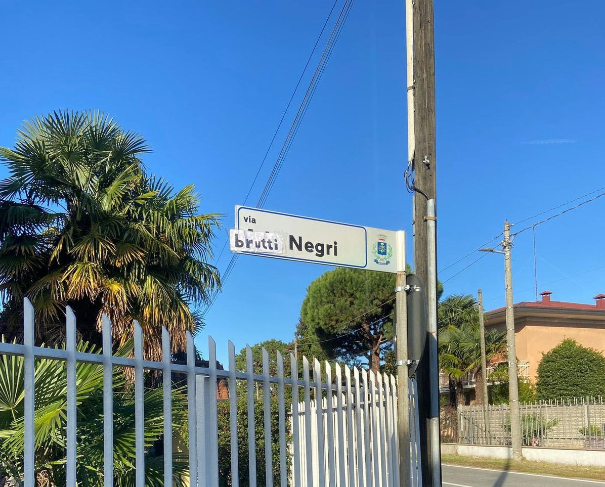 I vandali cambiano la toponomastica: via Ada Negri diventa un insulto
