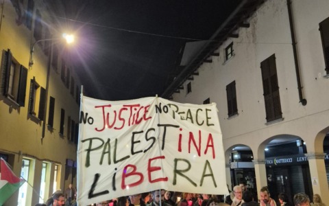 Oltre 300 persone alla fiaccolata per Gaza