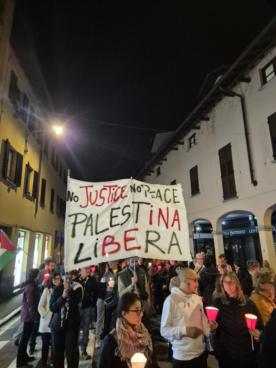 Oltre 300 persone alla fiaccolata per Gaza