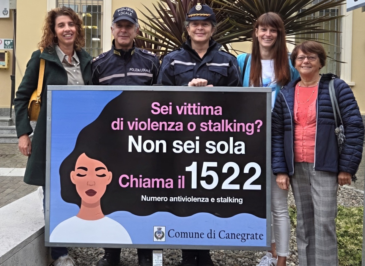 Nuovo pannello antiviolenza fuori dal municipio