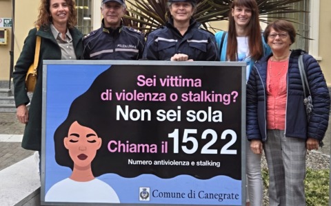 Nuovo pannello antiviolenza fuori dal municipio