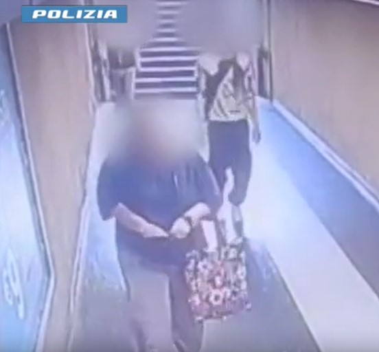 Scippa  la collanina in metropolitana: fermato un 23enne