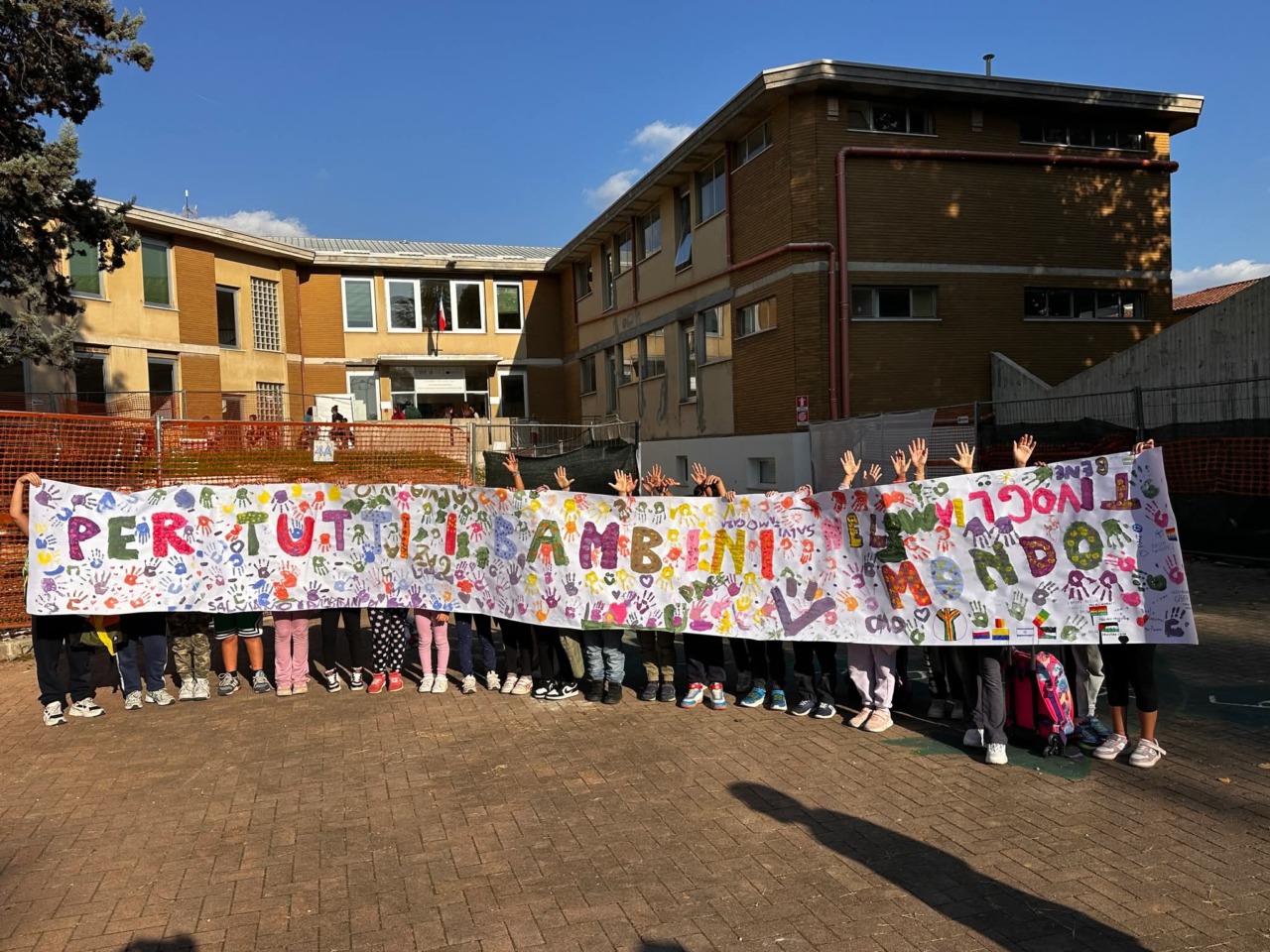 Striscione per la pace dai bambini delle scuole