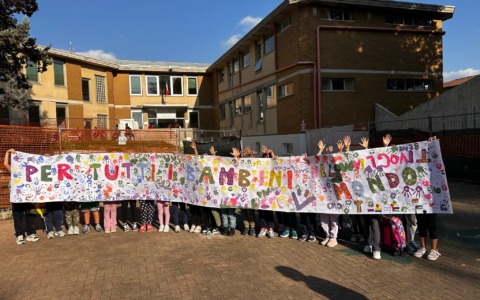 Striscione per la pace dai bambini delle scuole