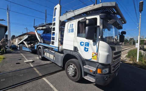 Tir incastrato sui binari del passaggio a livello, treni bloccati due ore