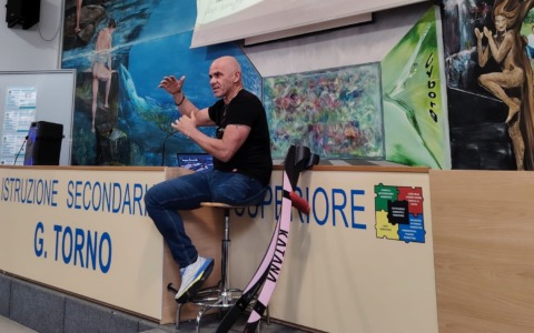 Perse la gamba a 17 anni, oggi l’atleta Devicenzi si racconta alle scuole