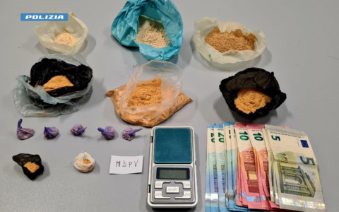 Consegna la droga sintetica in scooter: 19enne arrestato