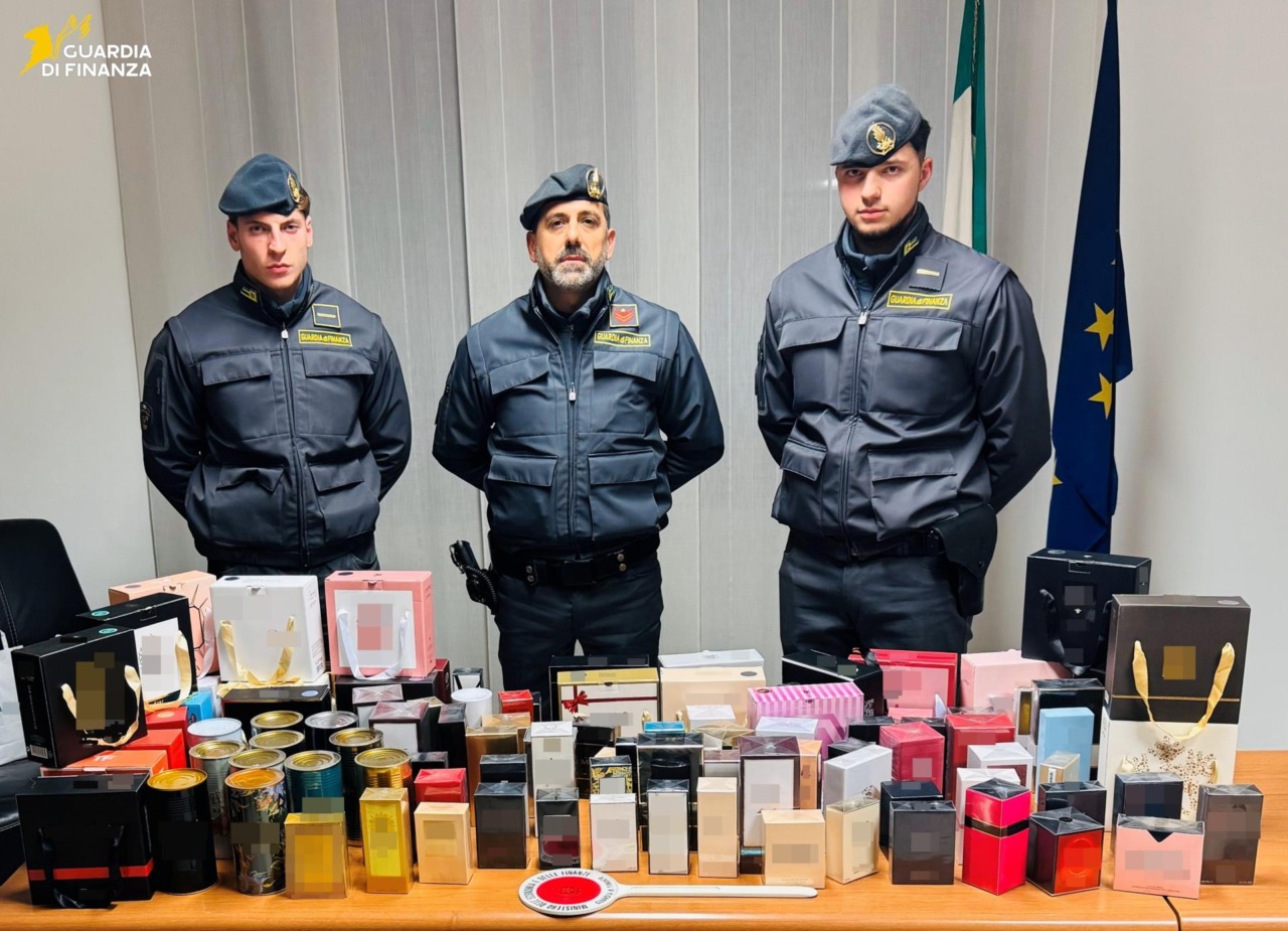 Fermato camion con 7mila profumi contraffatti