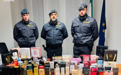 Fermato camion con 7mila profumi contraffatti