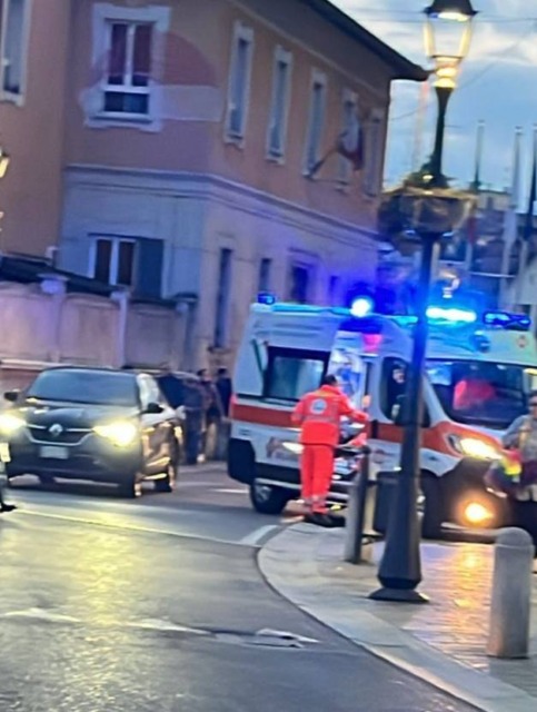 Ferma un monopattino che viaggiava contromano: agente della Polizia Locale aggredita