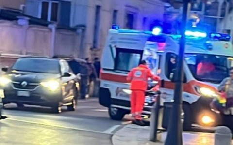 Ferma un monopattino che viaggiava contromano: agente della Polizia Locale aggredita