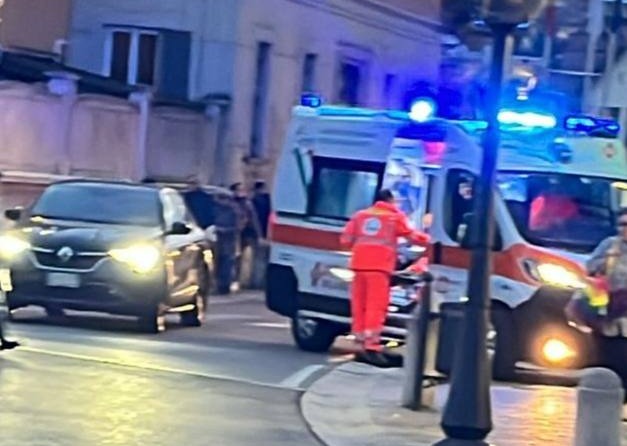 Ferma un monopattino che viaggiava contromano: agente della Polizia Locale aggredita