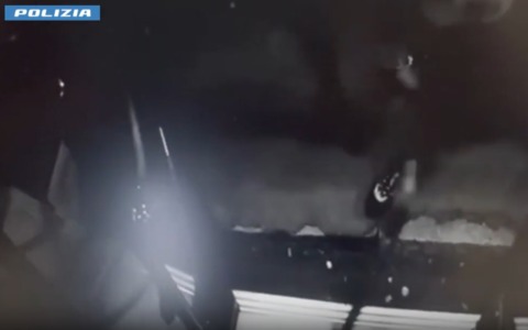 Picchiato e derubato del monopattino a bordo dell’autobus: tre 20enni arrestati