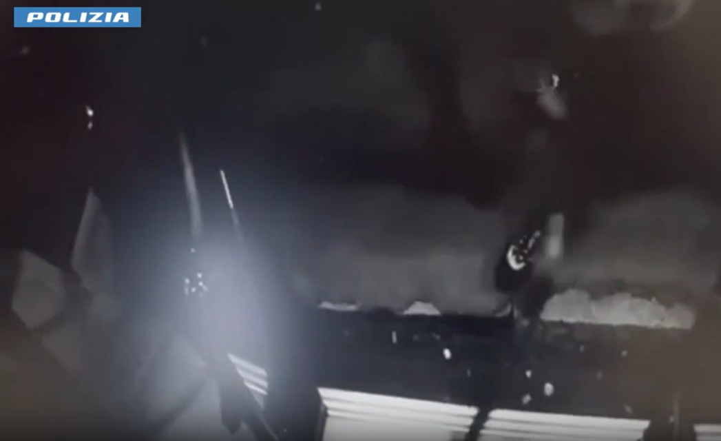 Picchiato e derubato del monopattino a bordo dell’autobus: tre 20enni arrestati