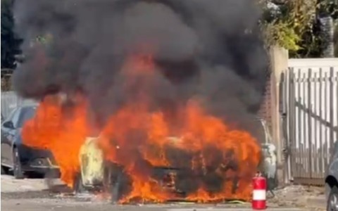 Auto in fiamme: sul posto i Vigili del Fuoco