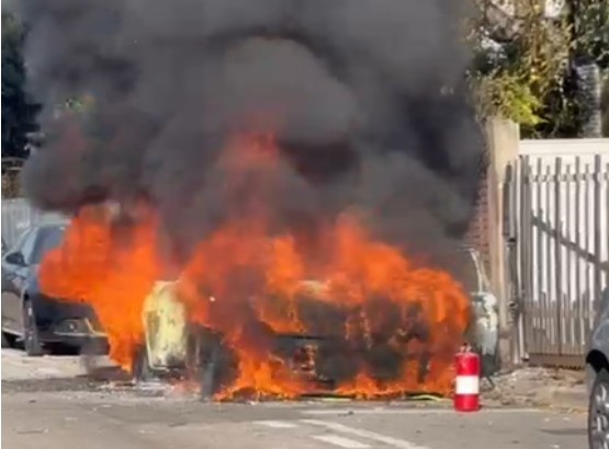 Auto in fiamme: sul posto i Vigili del Fuoco