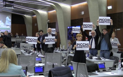 Caso Picchi, Fontana non rimuove la sottosegretaria dopo la sfiducia: proteste in aula