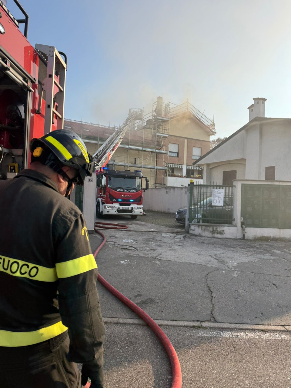 tetto in fiamme cerro maggiore