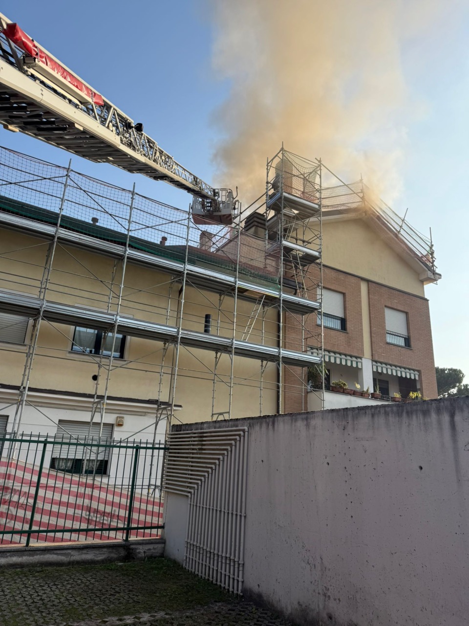 tetto in fiamme cerro maggiore