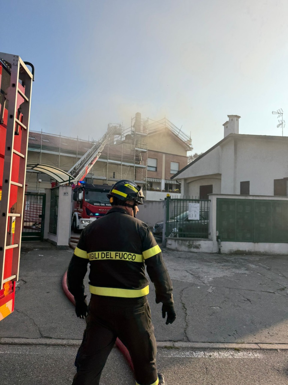 tetto in fiamme cerro maggiore