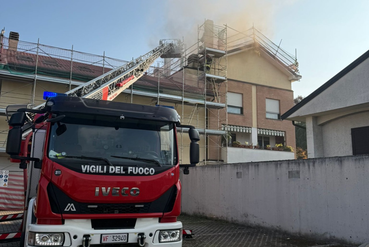 Tetto in fiamme, intervento dei Vigili del Fuoco