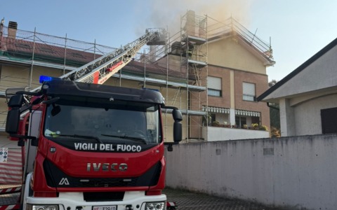 Tetto in fiamme, intervento dei Vigili del Fuoco