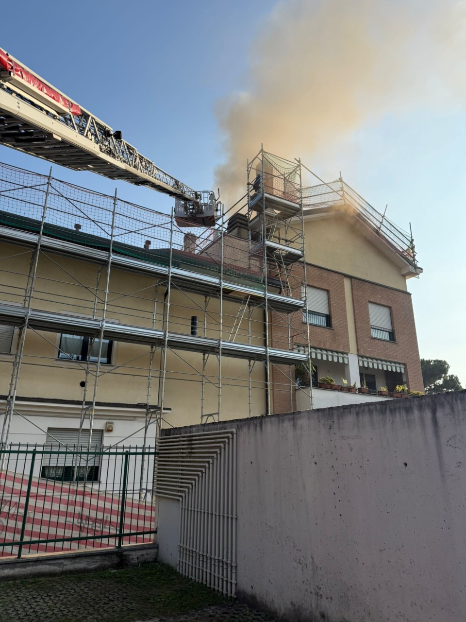 tetto in fiamme cerro maggiore