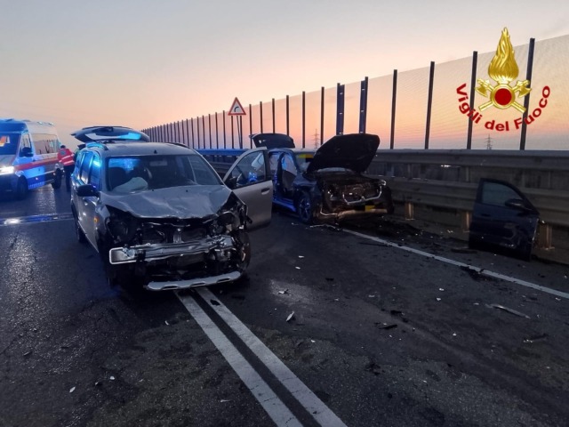 Scontro frontale tra due auto, un morto