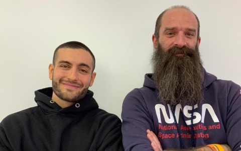 Un medico in stazione e test clinici per chi ha bisogno di aiuto