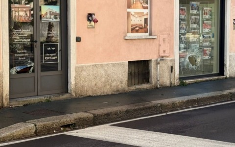 Atti vandalici nella notte: spaccate le vetrine di due negozi